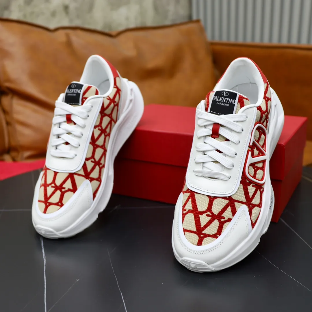 Men's shoes 💰480💰VALENTINO/Valentino 2024s men's latest low-top thick-soled sports shoes are shipped. Made with heavy industry, men's fine casual sports shoes, versatile style. Original leather, rubber lines embellished with geometric segmented uppers, hand-sewn, novel and fashionable, rubber soles with rivet details on the front and back, VALENTINO GARAVANI LOGO printed on the side, and Valentino decorative inlay on the tongue. Garavani Logo, comfortable, breathable and durable! Comes with full original packaging! Code number: 38-39-40-41-42-43-44 (45 can be customized)